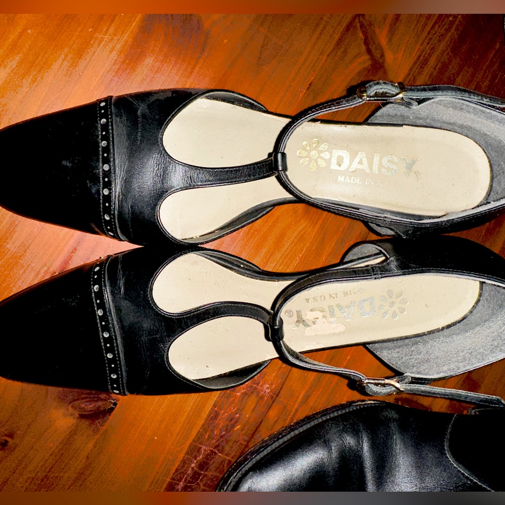 Trotters Daisy Black Navy Leather T strap 2" Heel size 9.5 Narrow Made in USA